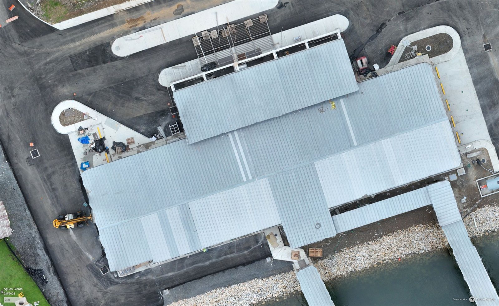 Vista aérea cenital de los techos metálicos de una edificación terminada.